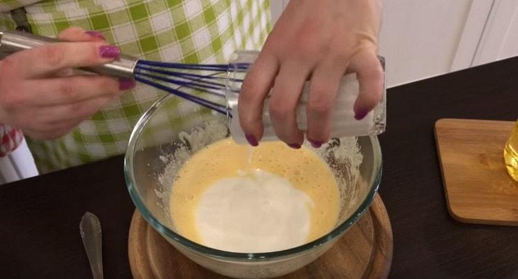 Add kefir to the egg mass.