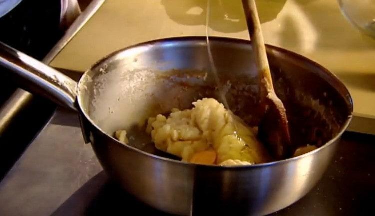 We introduce the eggs into the dough and mix in the most thorough way.