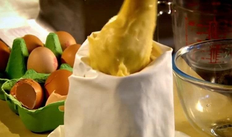 Put the dough in a pastry bag.