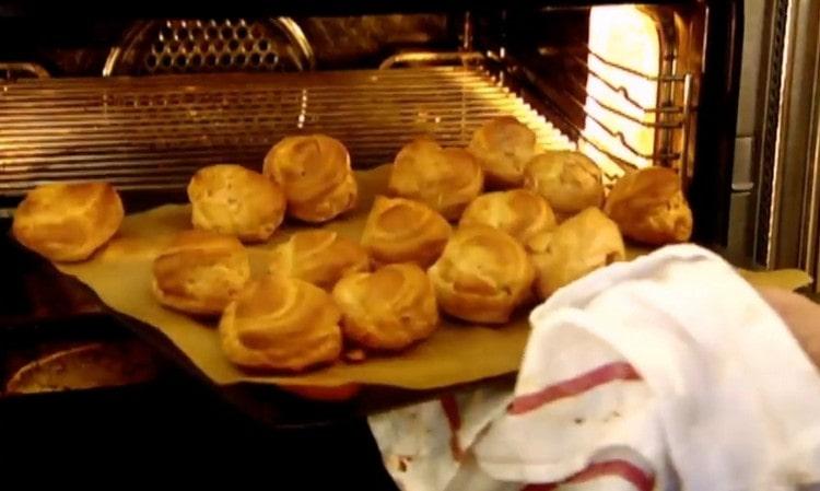 Bake profiteroles.