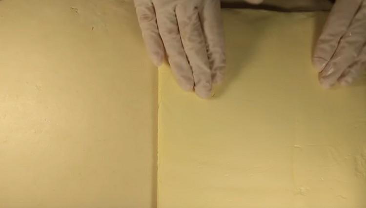 On one half of the dough we put a layer of oil.