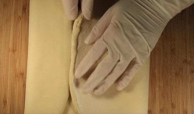 Roll out the resulting mass a little and wrap it up on this principle.