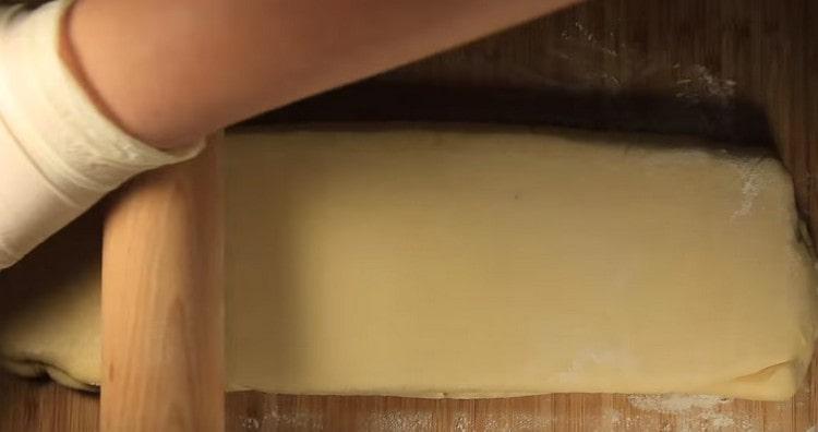 Taking the dough out of the refrigerator, roll it out in length.