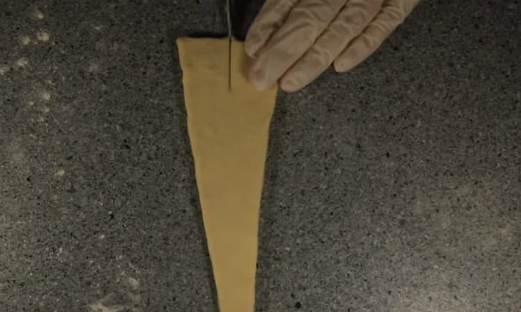 On the basis of the triangle we make an incision.