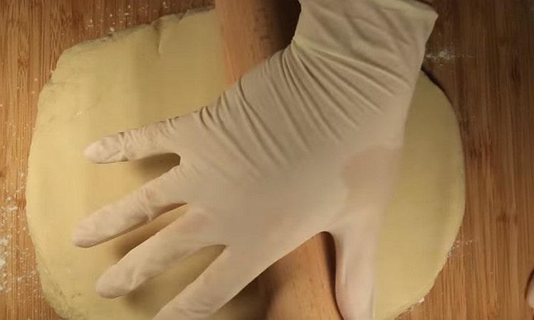 We take out the dough from the refrigerator and roll out.