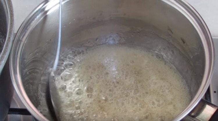 Cook sugar with honey until syrup.