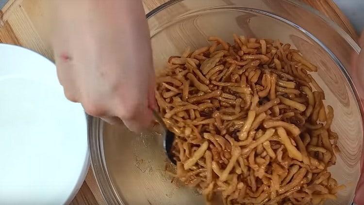 Pour the syrup into the fried dough and mix quickly.