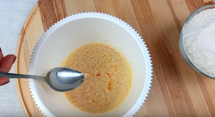 Add apple cider vinegar to the whipped mass.