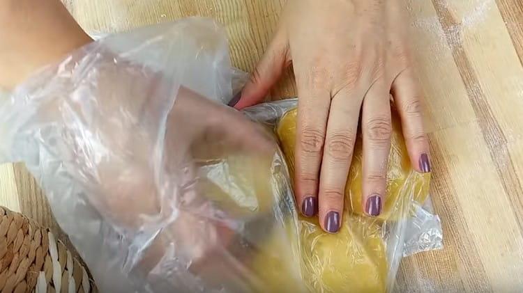 Dividing the dough into 3 parts, put them in a bag in the refrigerator.