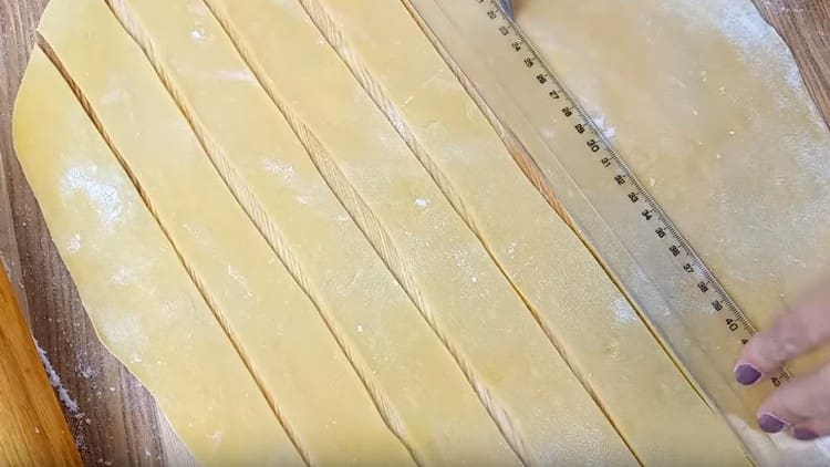 Cut the dough into strips.