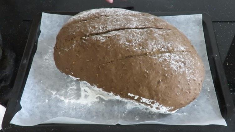 We make on the notch blank with the blade and send it to the oven.