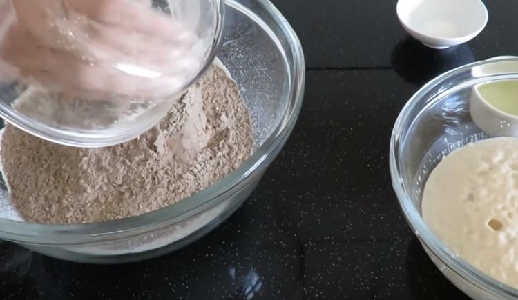 Combine the wheat and rye flour in a bowl.