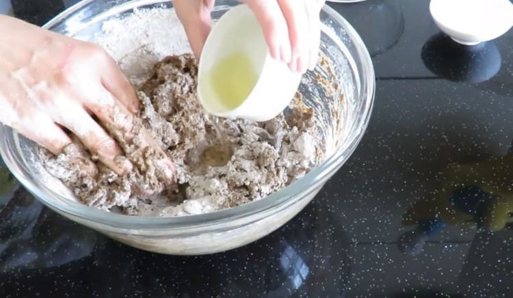 In the process of kneading the dough, we introduce vegetable oil into it.
