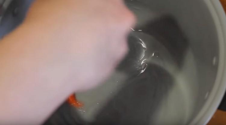 Lubricate the multicooker bowl with vegetable oil.