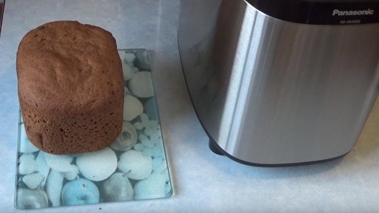 We take the loaf out of the bucket and let it cool.