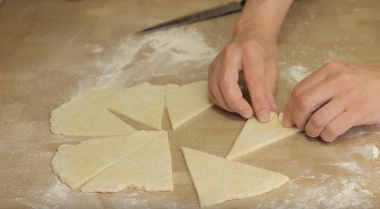 Having made an incision based on a triangle, we turn it into a roll.