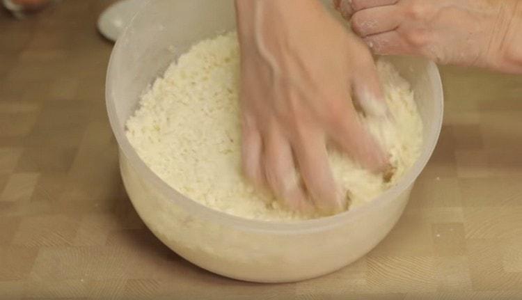 Add the cottage cheese in flour with butter and grind everything into crumbs.