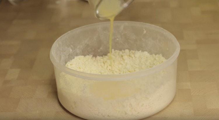 Separately, beat the egg, add it to the previously obtained crumbs.