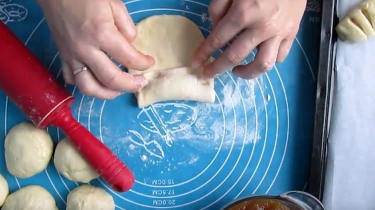 We spread the jam on one half of the dough, wrap it so that the other half remains free.