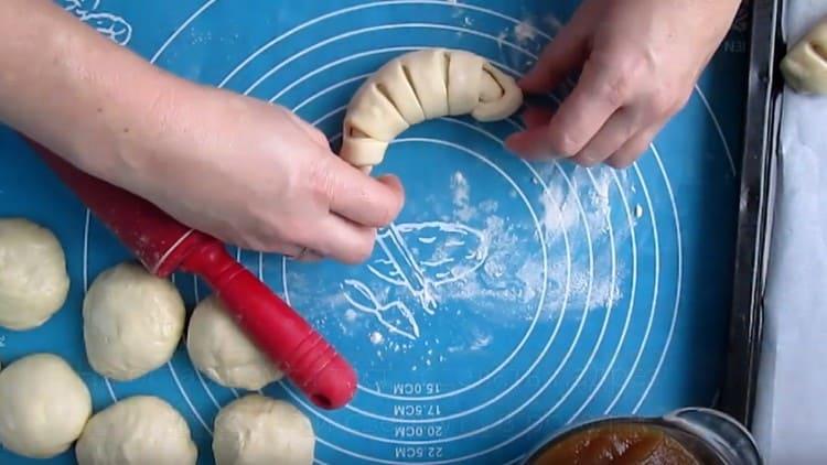 We wrap the bagel to the end and slightly bend its ends.