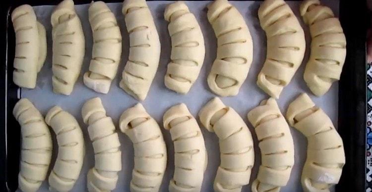 Formed bagels put on a baking sheet covered with baking paper.