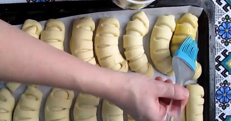 Lubricate the products with whipped egg yolk and milk.