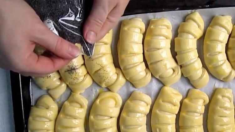 If desired, bagels can be sprinkled with sesame seeds or poppy seeds.