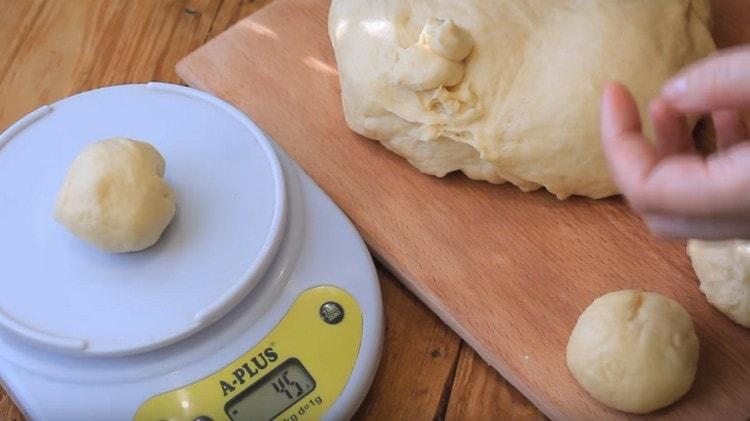 Divide the dough into balls.