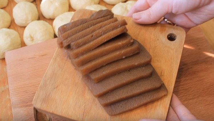 Divide the jam into long pieces.