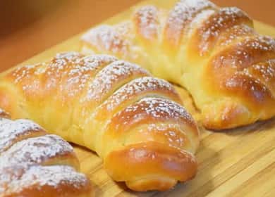 Bagels with jam from yeast dough - soft and fluffy