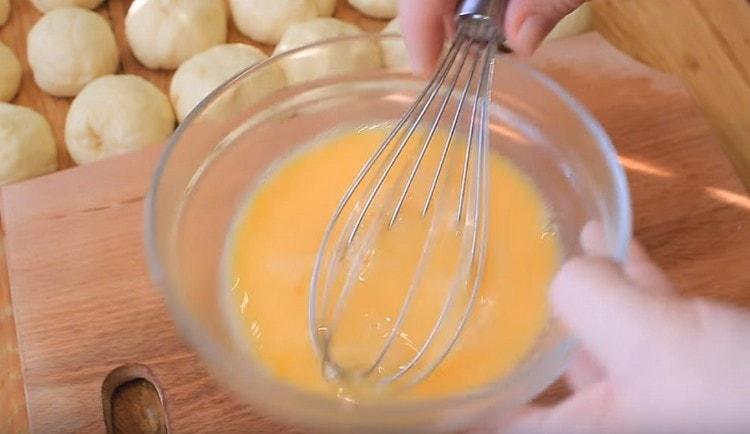 Beat the egg to lubricate the bagels.