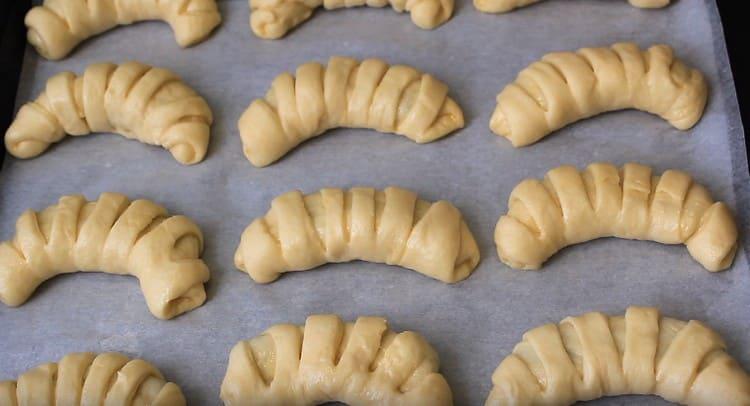 We spread the formed bagels with jam on a baking sheet covered with parchment.