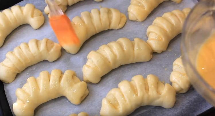 Before putting the baking sheet in the oven, grease the bagels with a beaten egg.