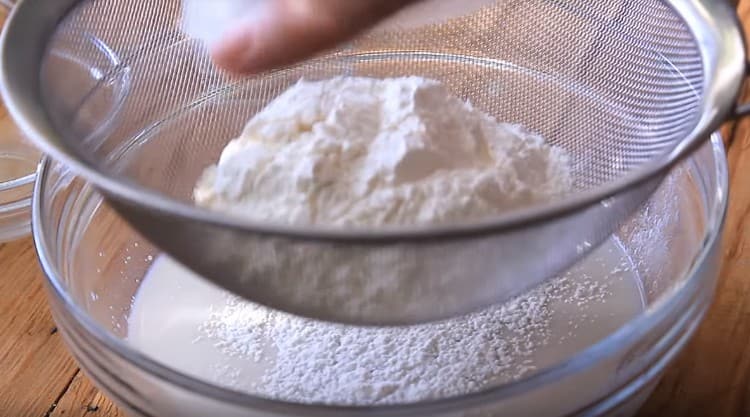 Sift about 100 g of flour into milk with yeast.