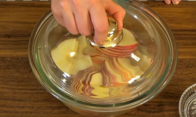 Cover the apples for 15 minutes.