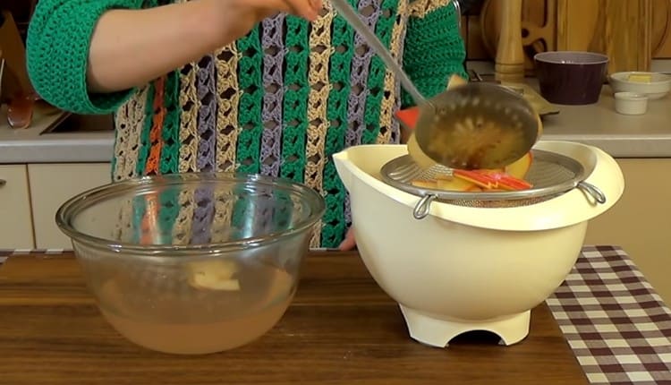 Throw apples on a sieve.