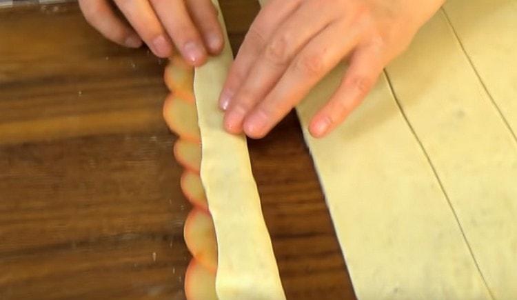 we cover the layer of apples with the free part of the dough.