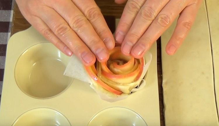 We spread the blanks in the cells of the mold for cupcakes.