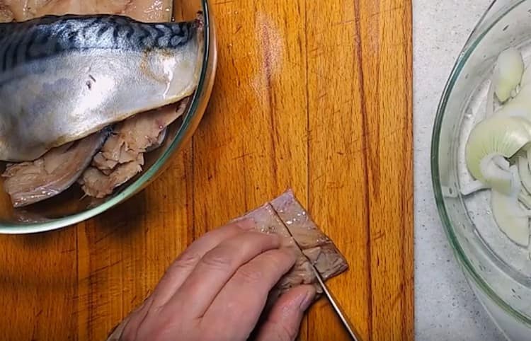 We cut the mackerel into pieces.