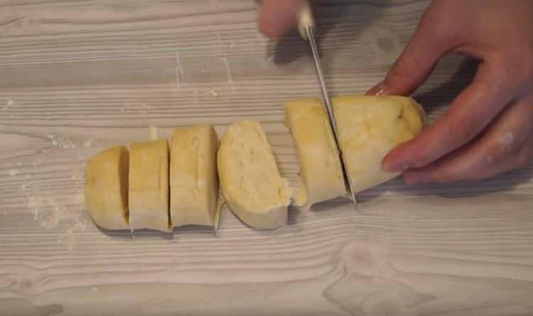 We roll each part of the dough into a roller and cut it into pieces.