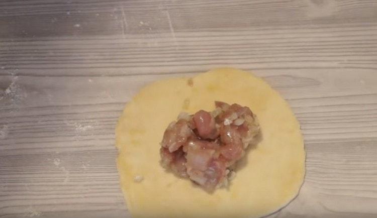 On the center of the resulting cake, lay out a spoon of the filling.