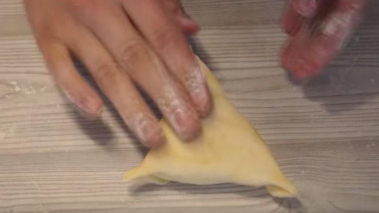 Turn the samsa seam down.