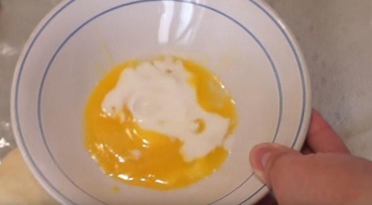 In a bowl we combine the egg yolk with milk.