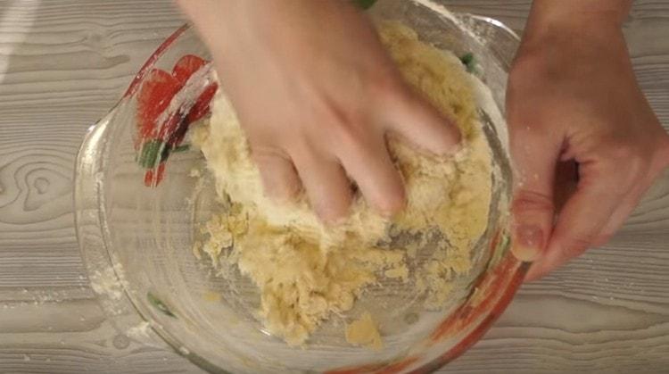 Knead the dough quickly.