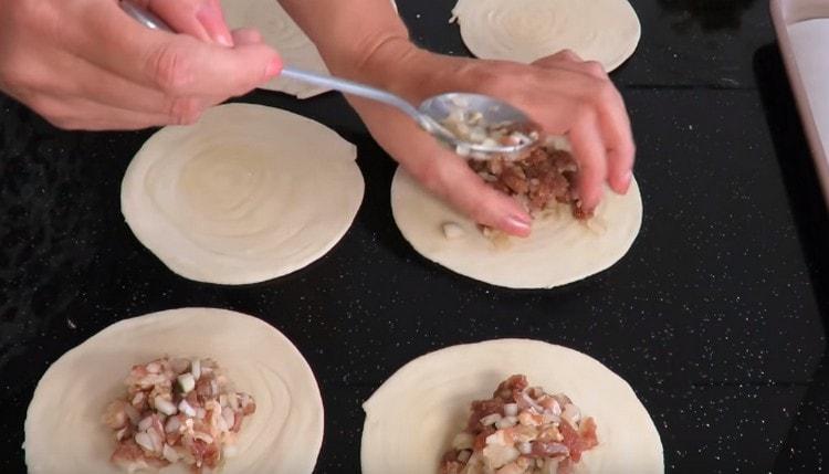 On the obtained cakes we spread the meat filling.