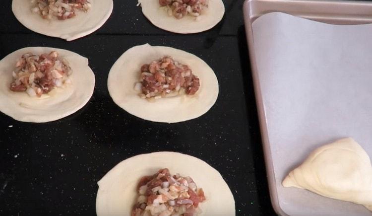 On the baking sheet of samsa, lay the seam down.