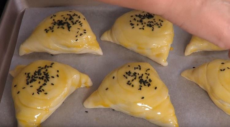 Samsa can also be sprinkled with black sesame seeds.