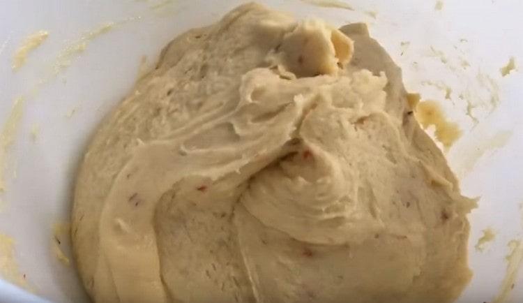 Here is such a, even slightly liquid dough, leave in a warm place to rise.