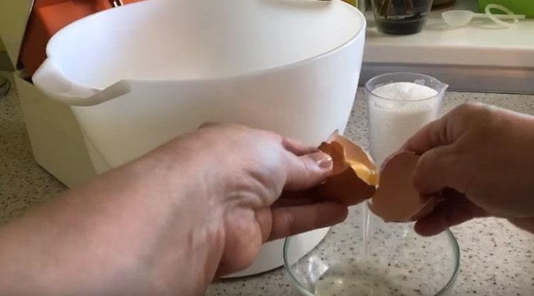 To prepare the muffin, we take the eggs.