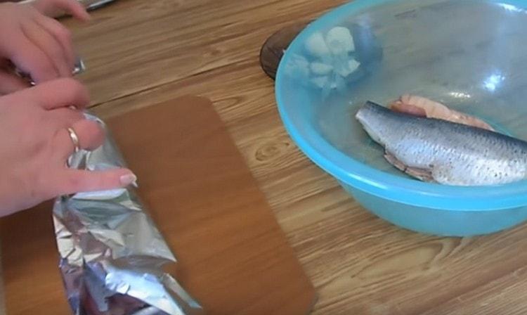 Tightly wrap the carcass in foil.